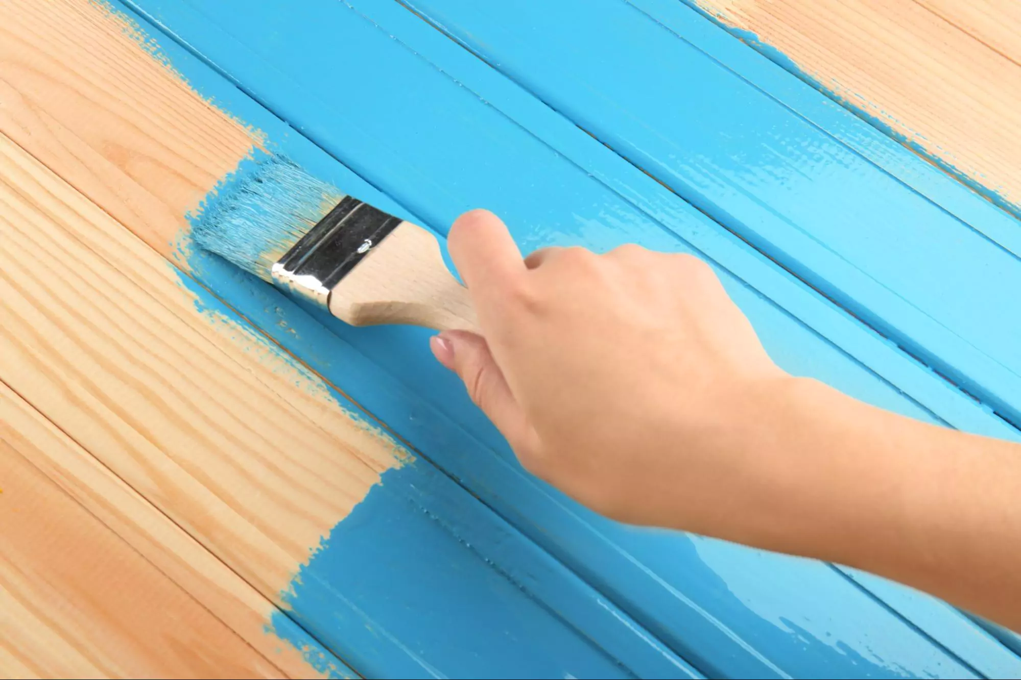 Ini Cat Kayu Warna Solid yang Tidak Pudar Meski Terpapar Sinar Matahari Langsung