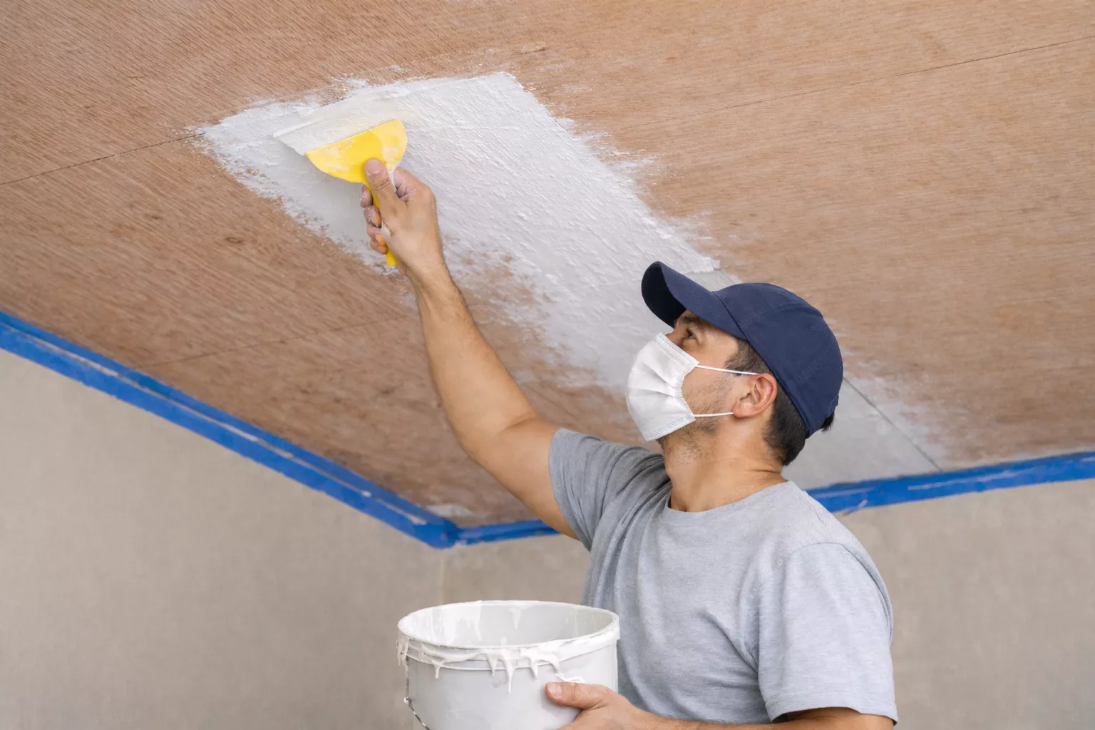 Cara Cat Plafon Triplek Putih dengan Hasil Rapi