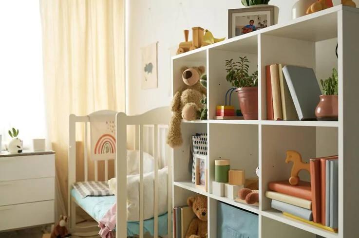 Ide Finishing Rak Buku Anak dengan Chalk Paint Warna-Warni
