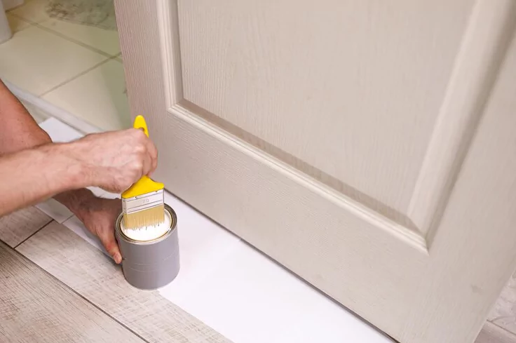 Cara Mudah Refinishing Pintu Kayu, Hasil Mulus Seperti Baru