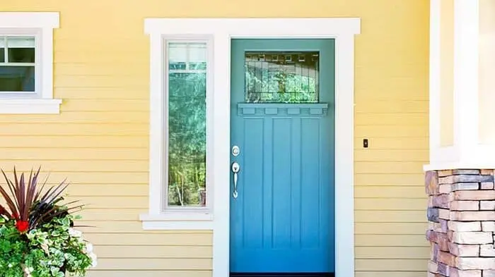 kusen pintu warna biru